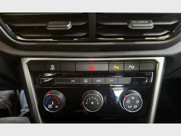 Volkswagen T-Roc (2024) — foto 11 van 22