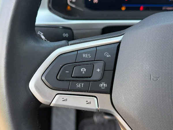 VOLKSWAGEN T-Roc (2024) — foto 2 van 19