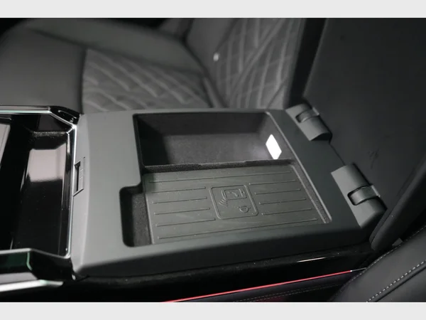 AUDI A8 Long PHEV (2024) — foto 39 van 43
