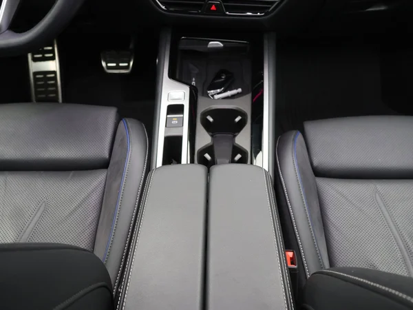 VOLKSWAGEN Passat SW (2024) — foto 10 van 31