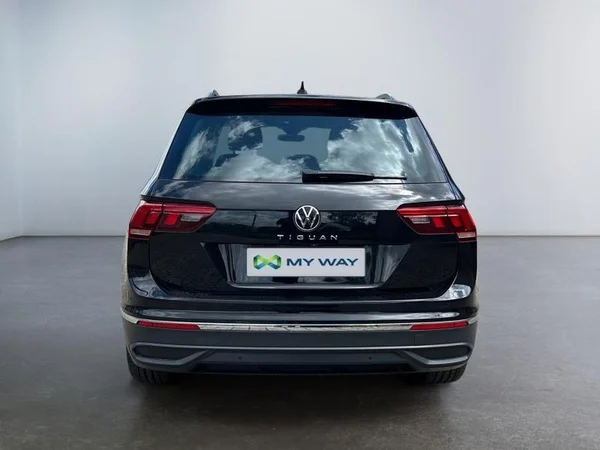 VOLKSWAGEN Tiguan (2021) — foto 28 van 32
