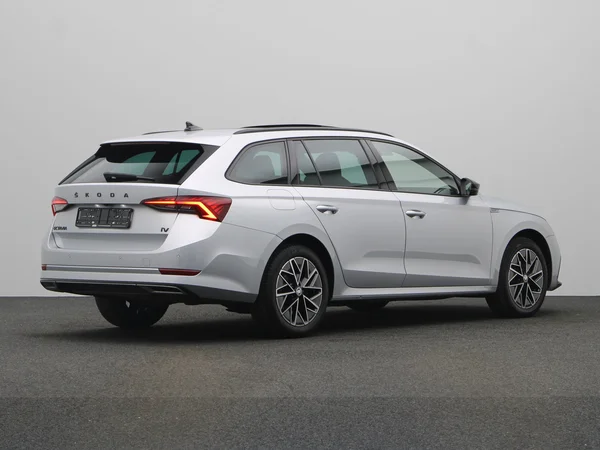SKODA Octavia Combi (2024) — foto 12 van 22