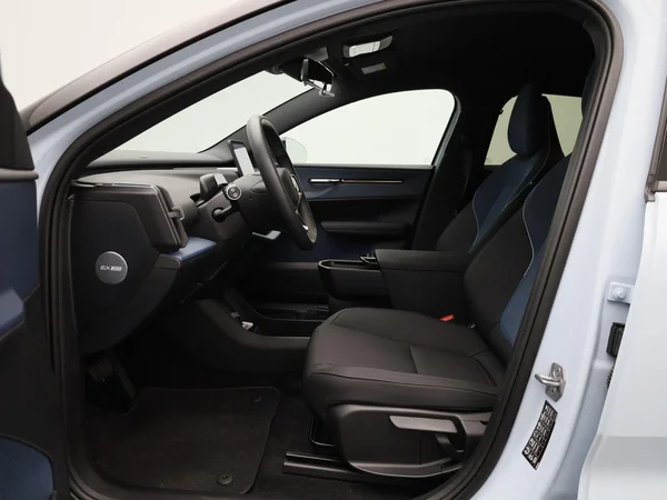 Volvo EX30 (2024) — foto 2 van 48