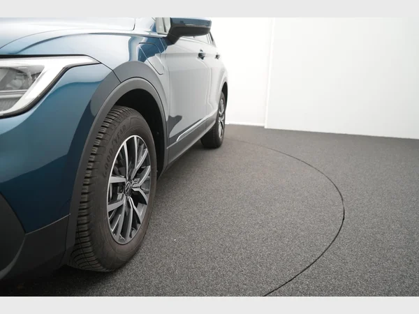 VOLKSWAGEN Tiguan eHybrid (PHEV) (2024) — foto 2 van 30