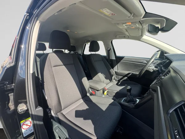 VOLKSWAGEN T-Roc (2019) — foto 12 van 18