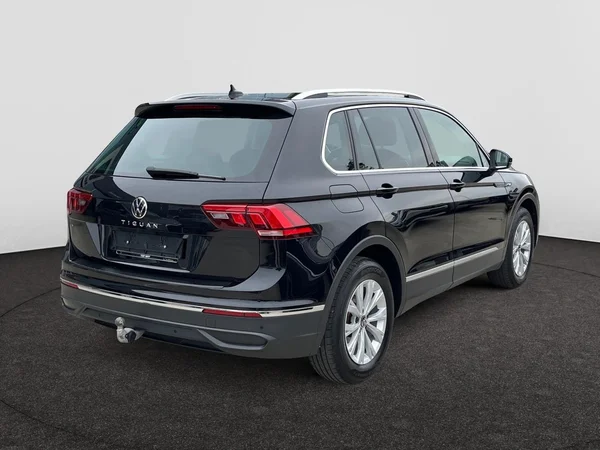 VOLKSWAGEN Tiguan (2022) — foto 12 van 22