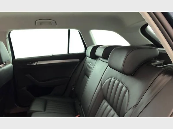 Skoda Superb Combi (2019) — foto 6 van 15