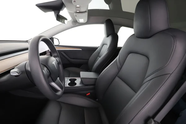 Tesla Model (2024) — foto 16 van 16