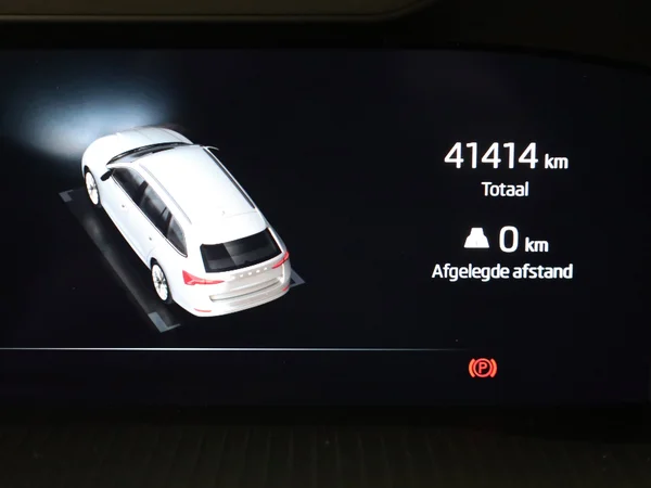 SKODA Octavia Combi PHEV (2024) — foto 4 van 22