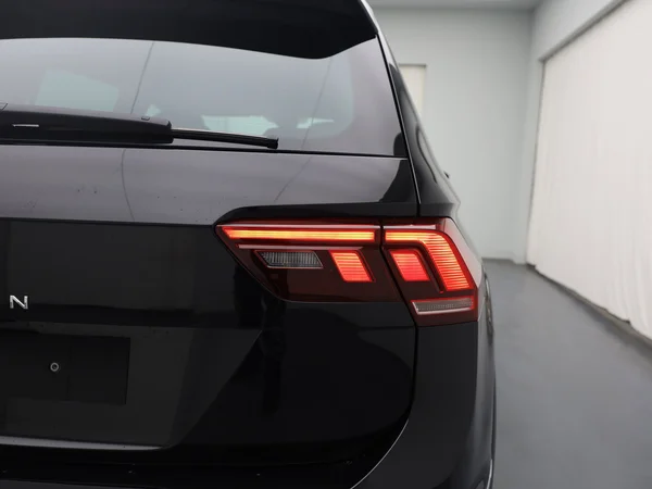 VOLKSWAGEN Tiguan (2023) — foto 18 van 21