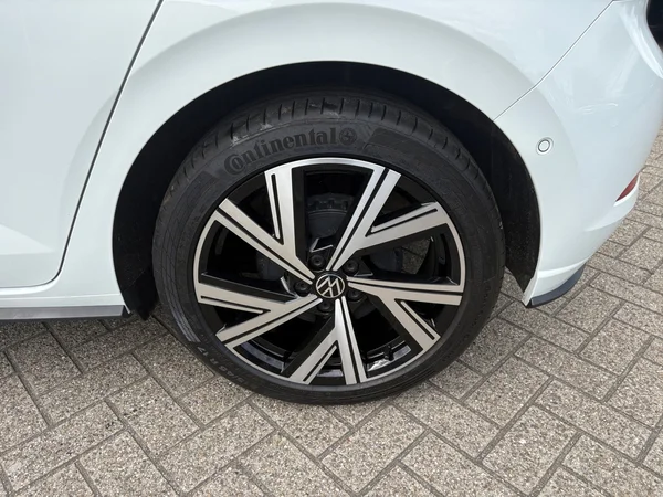 VOLKSWAGEN Polo (2023) — foto 13 van 21
