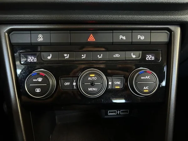 VOLKSWAGEN T-Roc (2018) — foto 13 van 34