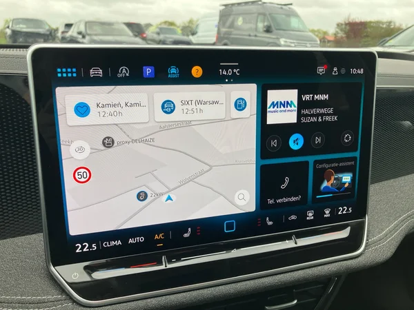 VOLKSWAGEN Passat SW (2024) — foto 14 van 25