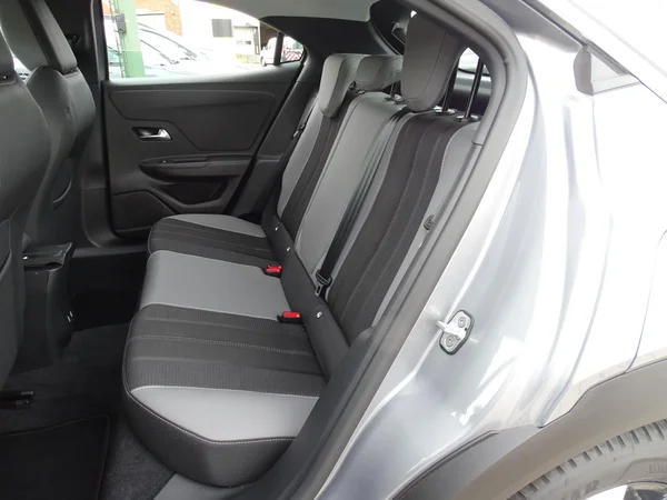 Opel Mokka-e (2024) — foto 9 van 27