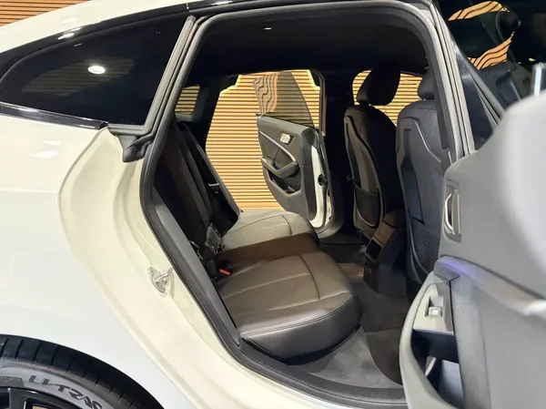 Bmw 218 (2021) — foto 13 van 26