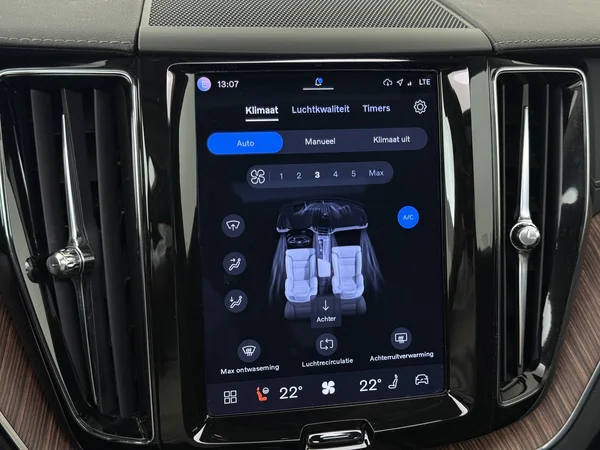 VOLVO XC60 (2022) — foto 18 van 32