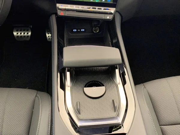 Renault Rafale E-TECH (HEV) (2026) — foto 7 van 28