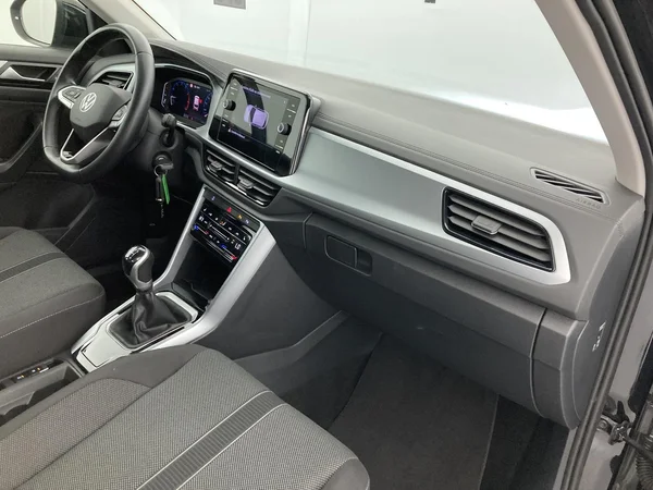VOLKSWAGEN T-Roc (2024) — foto 2 van 36