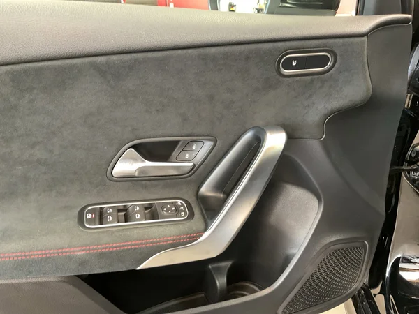 MERCEDES-BENZ A 200 (2024) — foto 4 van 22