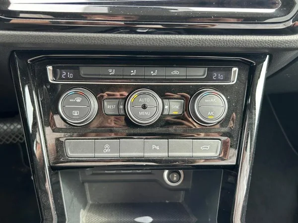 VOLKSWAGEN Touran (2020) — foto 16 van 33