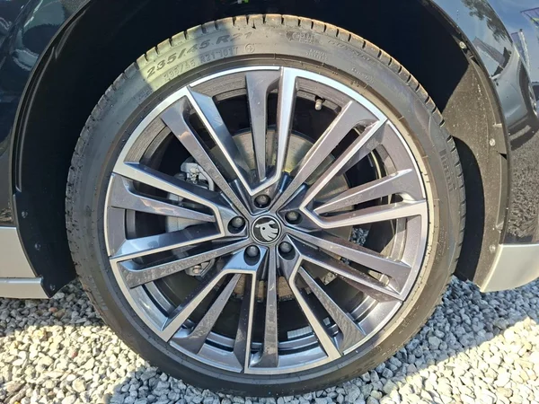 SKODA Enyaq (2025) — foto 16 van 24