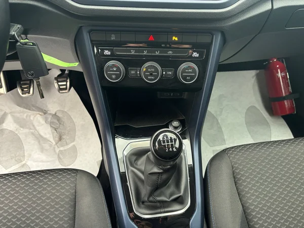 VOLKSWAGEN T-Roc (2020) — foto 2 van 16