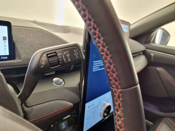 Ford Mustang Mach-E (2023) — foto 5 van 16
