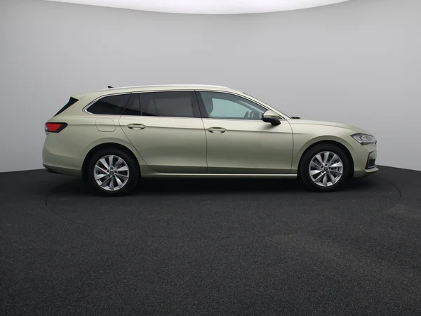SKODA Superb Combi PHEV (2025) — foto 6 van 17
