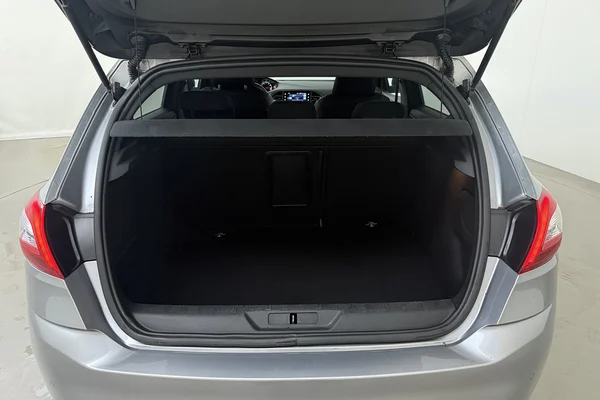 Peugeot 308 (2016) — foto 18 van 22