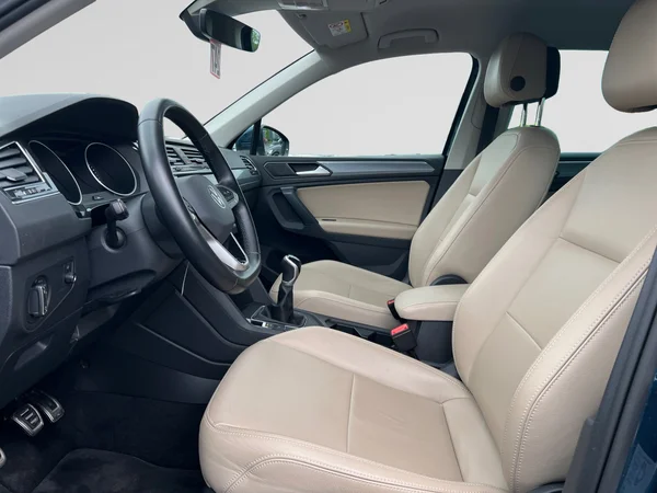 VOLKSWAGEN Tiguan (2022) — foto 2 van 24