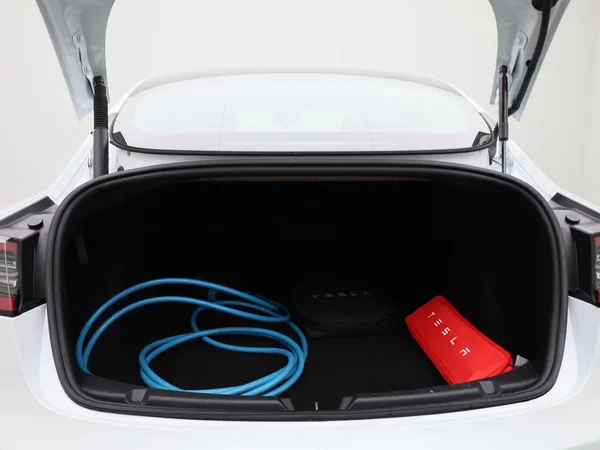 Tesla Model 3 (2023) — foto 4 van 44