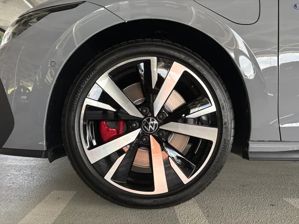 VOLKSWAGEN Golf VIII GTE (2025) — foto 19 van 24