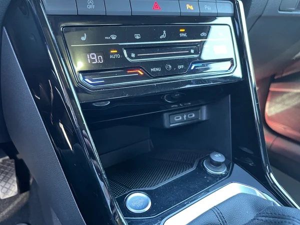 VOLKSWAGEN T-Roc (2023) — foto 11 van 24