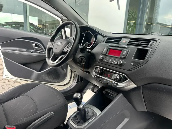 Kia Rio (2013) — foto 2 van 18