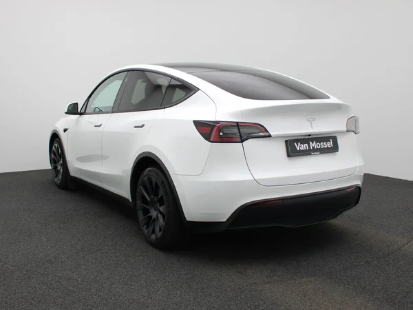 Tesla Model Y (2024) — foto 12 van 46