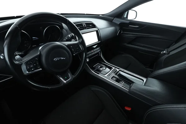 Jaguar XE (2019) — foto 2 van 16