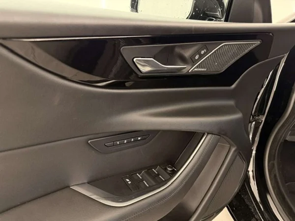 Jaguar XE (2020) — foto 5 van 20