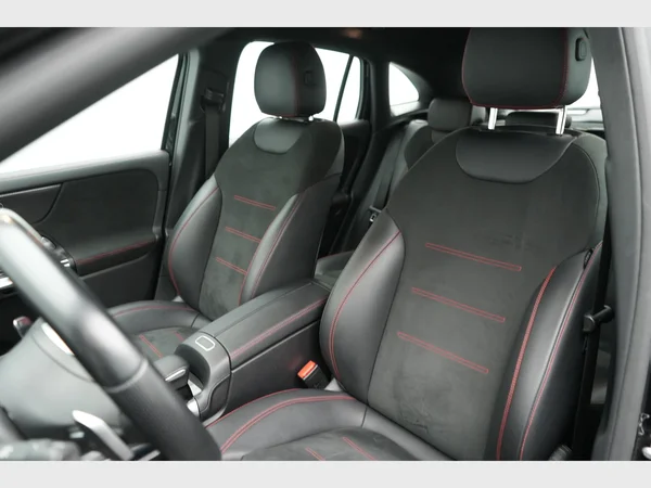 MERCEDES-BENZ GLA 180 (2021) — foto 27 van 28