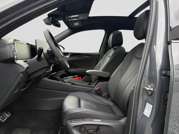 VOLKSWAGEN Tiguan (2026) — foto 12 van 18