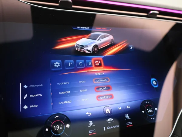 Mercedes-Benz EQE (2022) — foto 42 van 72