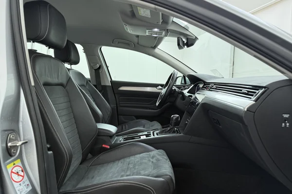 Volkswagen Passat SW (2023) — foto 17 van 19