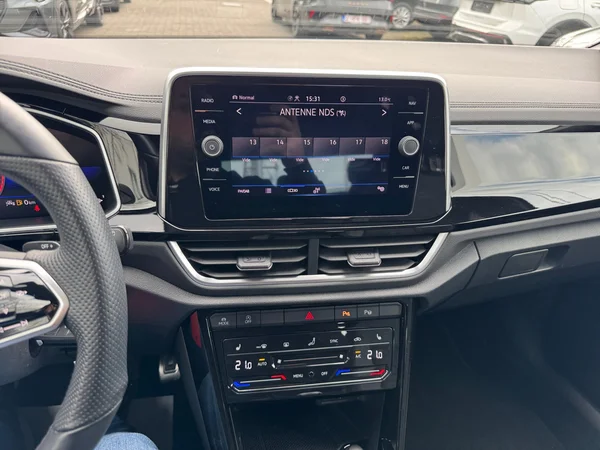 VOLKSWAGEN T-Roc (2022) — foto 13 van 24