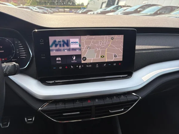 SKODA Octavia Combi Dsl (2022) — foto 3 van 24
