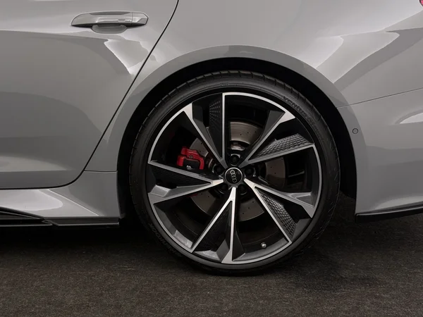 AUDI RS6 (2024) — foto 7 van 31