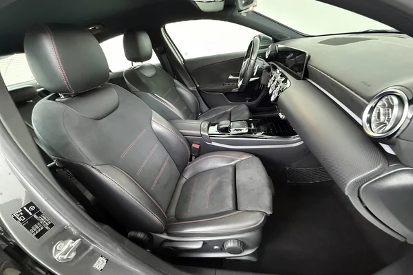Mercedes-Benz A-Class Sedan (V177) (2019) — foto 2 van 24