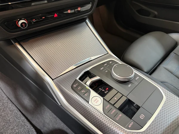 BMW 330 (2025) — foto 9 van 30