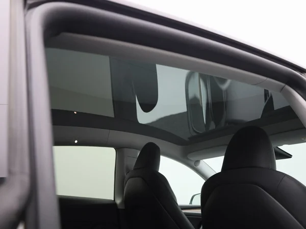 Tesla Model Y (2023) — foto 33 van 43