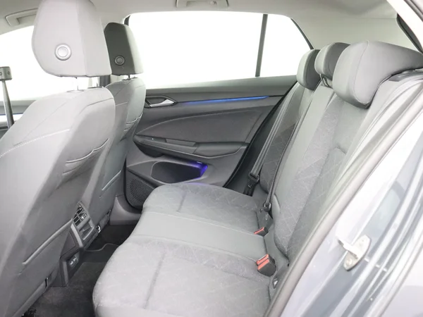VOLKSWAGEN Golf (2024) — foto 5 van 26