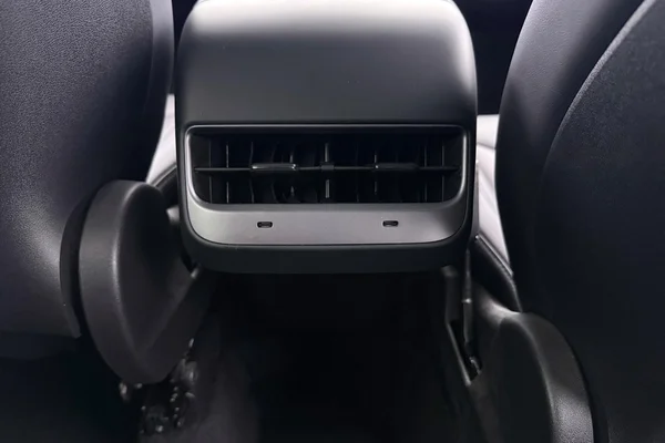 Tesla Model Y (2023) — foto 8 van 33
