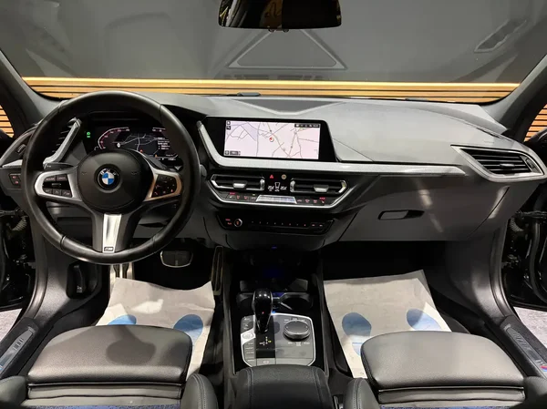 Bmw 118 (2022) — foto 2 van 27